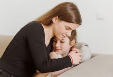 Фото - Психотерапевт объяснила, как обсуждать с ребенком тревожные события
