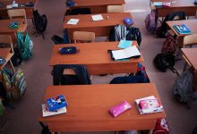 Фото - В Красноярске во время урока на трех учениц упали лампы