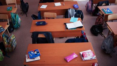 Фото - В Красноярске во время урока на трех учениц упали лампы