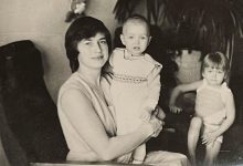 Фото - Ирина Шейк опубликовала архивное фото с матерью и сестрой