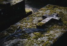 Фото - В Москве мужчина умер около могилы своей супруги